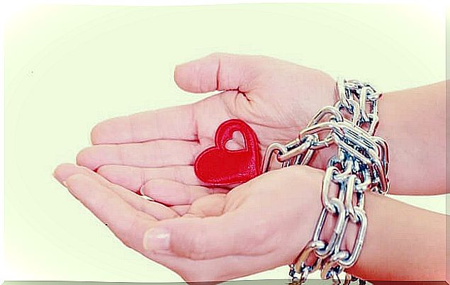 hand with chains symbolizing the factors that damage the relationship with yourself