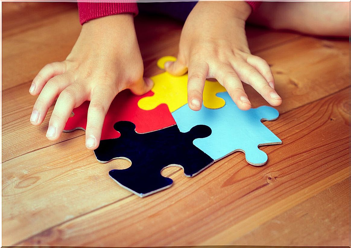 Child doing a puzzle applying Insight Learning