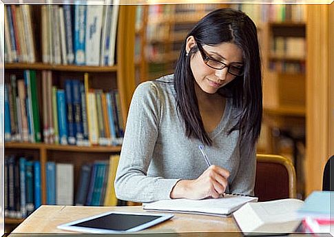 Woman underlining the agenda