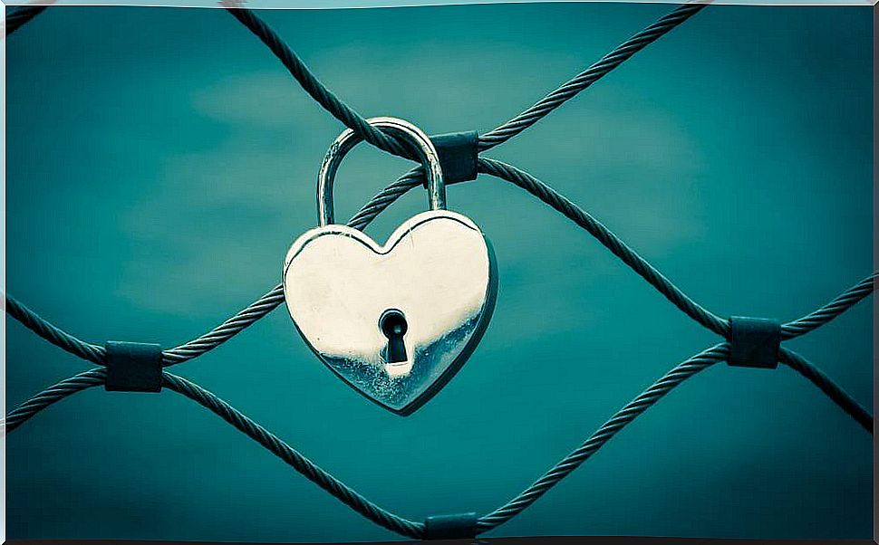 Heart-shaped padlock